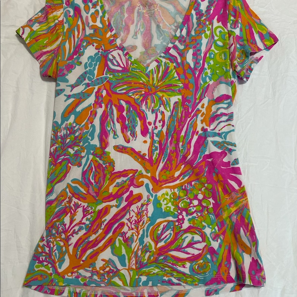 Lilly Pulitzer size small vneck top